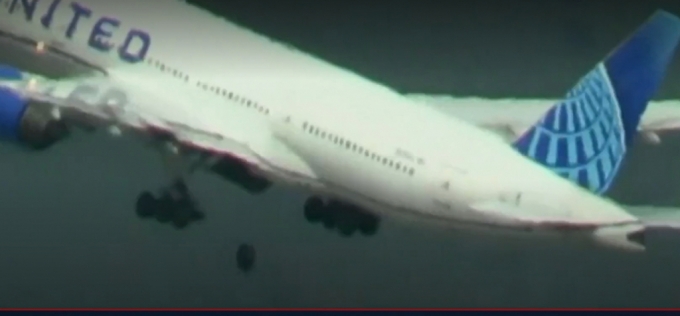 미국 유나이티드항공 여객기에서 바퀴가 떨어지는 장면/사진=미국 NBC 방송화면 캡처