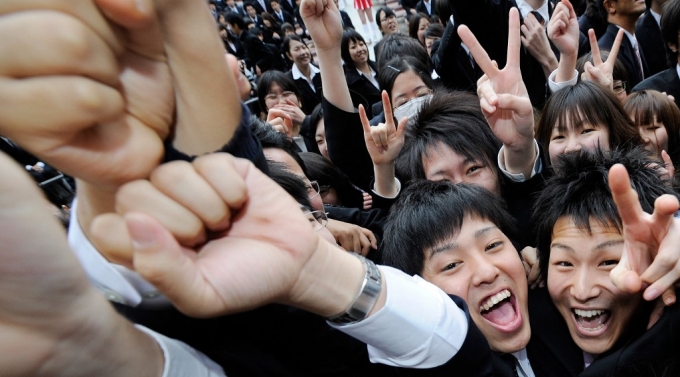 2010년 2월 취업 시즌 시작을 알리는 도쿄의 한 행사에서 대학생들이 주먹을 밝은 표정을 짓고 있다. /AFPBBNews=뉴스1