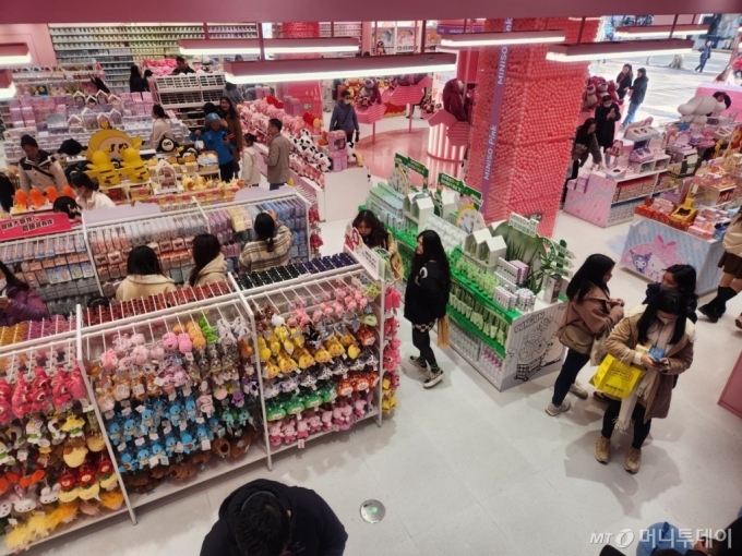 지난 3일 오후 3시2분쯤 중국 상하이 황푸구에 위치한 미니소 핑크에서 소비자들이 제품을 살펴보고 있다. /사진=박수현 기자