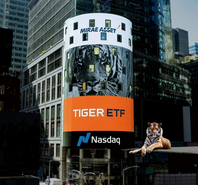 미국 뉴욕 나스닥타워 전광판에 게재된 TIGER ETF 광고/사진제공=미래에셋자산운용