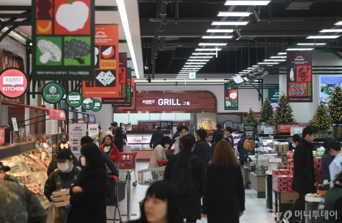 롯데마트가 지난해 말 리뉴얼 오픈한 서울 은평구 진관동 롯데마트 은평점 내부.  매장의 90%를 식료품으로 구성한 '그랑 그로서리(Grand Grocery)'로 특화 매장으로 구성했다. /사진제공=뉴스1
