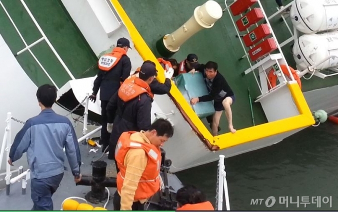 2014년 4월 16일 침몰하는 세월호에서 속옷차림에 맨발인 이준석 선장이 해경 도움을 받아 탈출하고 있다. /사진=뉴스1