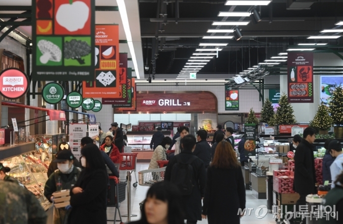 롯데마트가 지난해 말 리뉴얼 오픈한 서울 은평구 진관동 롯데마트 은평점 내부.  매장의 90%를 식료품으로 구성한 '그랑 그로서리(Grand Grocery)'로 특화 매장으로 구성했다. /사진제공=뉴스1