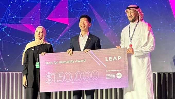 박원녕 엔젤스윙 대표(가운데)가 사우디아라비아 '립(LEAP) 2024'의 스타트업 대회에서 인류를 위한 기술 부문(Technology for Humanity Award) 1위를 수상하고 기념사진을 촬영하고 있다. /사진=엔젤스윙 제공 
