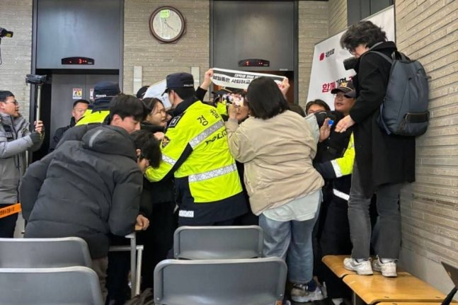 한국대학생진보연합(대진연) 관계자들이 지난 9일 오전 서울 여의도 국민의힘 당사에 난입해 경찰이 제지하고 있다. /사진제공=국민의힘