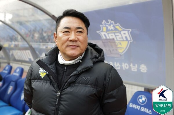 K리그 레전드 출신인 김현석 충남아산 감독. /사진=한국프로축구연맹