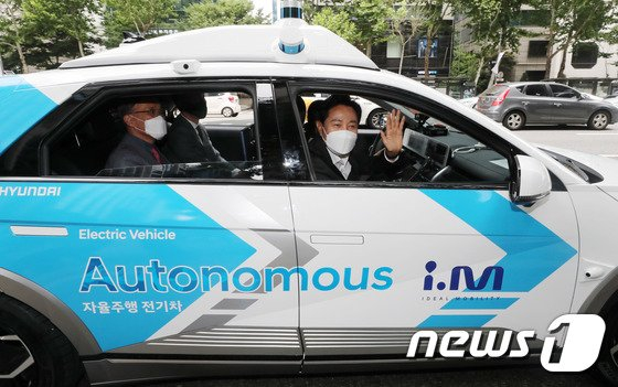 오세훈 서울시장(오른쪽)이 2022년 6월 서울 강남구 테헤란로에서 열린 자율주행 모빌리티 시범운행 행사에 참여해 자율주행 전기차 '로보라이드(RoboRide)'를 타고 시범 운행을 하고 있다 /사진=뉴스1