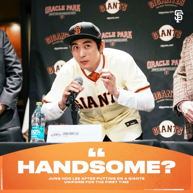 이정후가 지난 1월 샌프란시스코 자이언츠 공식 입단 기자회견에서 유니폼을 입은 뒤 '핸섬(Handsome')이라고 묻고 있다. /사진=샌프란시스코 자이언츠 구단 공식 SNS