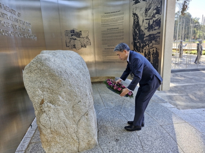 주호주한국대사관은 지난 12일 이종섭 신임 대사가 부임 후 첫 공식일정으로 한국전 참전기념비를 찾아 헌화했다고 밝혔다. / 사진=외교부