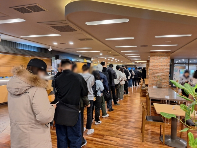 14일 오전 7시55분쯤 서울 중구 동국대학교 식당에 50여명의 학생들이 오픈런 줄을 선 모습./ 사진=김지은 기자