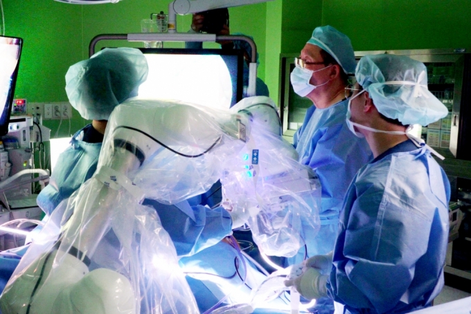 대외 수술에 투입된 복강경 수술보조 솔루션