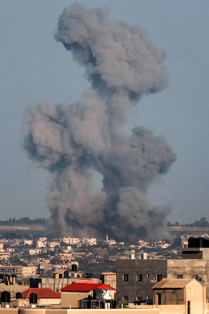 26일 (현지시간) 팔레스타인 무장 정파 하마스와 전쟁 중인 이스라엘 군의 포격을 받은 가자 지구 칸 유니스에서 검은 연기 기둥이 솟아 오르고 있다. 2023.12.27  /AFPBBNews=뉴스1