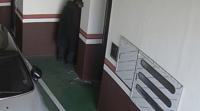 건물 출입구 주변이 젖어있어 CCTV(폐쇄회로 TV)를 돌려보자 한 남성이 소변을 보는 장면이 발견됐다./사진=온라인 커뮤니티 영상 캡처
