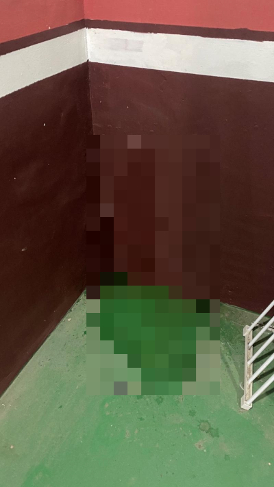 온라인 커뮤니티에 A씨가 첨부한 사진 중 일부. 남성의 소변으로 추정되는 액체가 벽면을 타고 아래로 흘려져 있다./사진=온라인 커뮤니티 갈무리