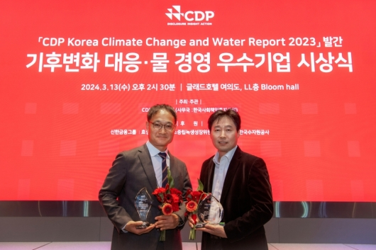 (왼쪽부터) 현대차 경영전략3실장 황동철 상무, 기아 안전환경지원팀 임기동 팀장이 '2023 CDP 코리아 어워드(CDP Korea Award)'에서 기념사진을 촬영하는 모습/사진제공=현대차그룹