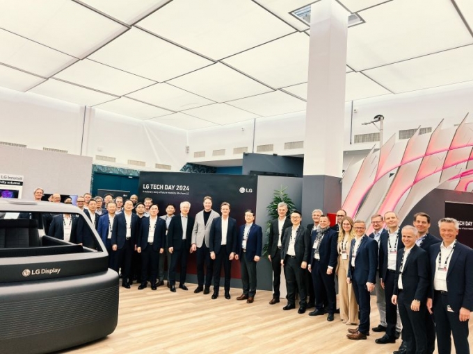 LG그룹 주요 계열사 CEO들이 독일에서 올라 칼레니우스 메르세데스-벤츠 회장과 만났다./사진=올라 칼레니우스 메르세데스-벤츠 회장 링크드인 캡쳐.