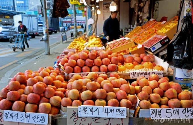 사과 값이 고공행진 중인 가운데 지난 13일 서울 동대문구 청량리 청과물시장에 사과가 진열된 모습./사진=뉴시스 