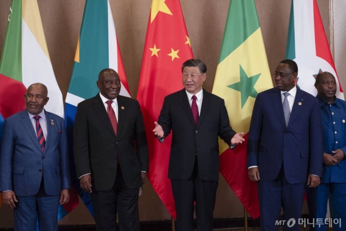 [요하네스버그=AP/뉴시스] 시진핑(가운데) 중국 국가주석과 시릴 라마포사(왼쪽 두 번째) 남아프리카공화국 대통령이 24일(현지시각) 남아공 요하네스버그에서 열린 제15차 브릭스(BRICS: 브라질·러시아·인도·중국·남아공) 정상회의 마지막 날 중국-아프리카 지도자 라운드 테이블에 참석하고 있다. 2023.08.25. /사진=민경찬