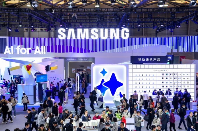 AWE 2024가 열리고 있는 중국 상하이 삼성전자 전시관에서 관람객들이 다양한 제품과 솔루션들을 체험하고 있다. /사진제공=삼성전자