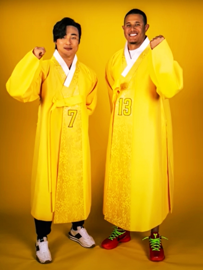 황금색 한복을 입은 김하성(왼쪽)과 매니 마차도. /사진=샌디에이고 파드리스 공식 SNS