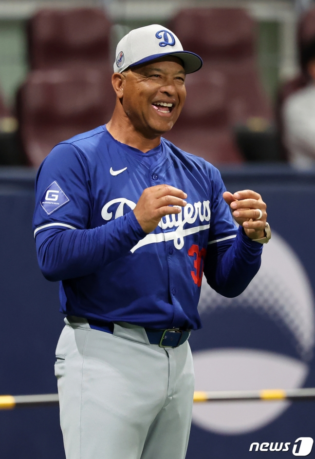 미국프로야구(MLB) 월드투어 서울시리즈에 출전하는 데이브 로버츠 LA 다저스 감독이 16일 오후 서울 구로구 고척스카이돔에서 열린 공식 훈련에서 환하게 웃고 있다. /사진=뉴스1
