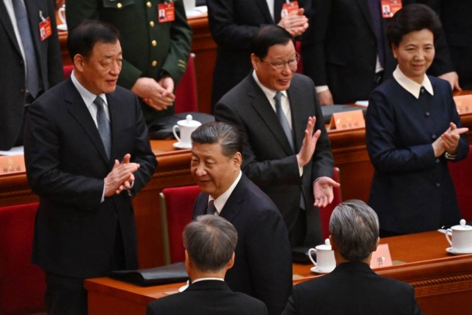 (베이징 AFP=뉴스1) 우동명 기자 = 시진핑 중국 국가주석이 4일 (현지시간) 베이징 인민대회당에서 열린 전국 인민 정치 협상회의(정협) 개막식에 참석한 뒤 떠나고 있다. 2024. 3. 5  /AFPBBNews=뉴스1