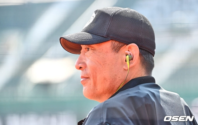 이민호 주심이 지난 9일 SSG-롯데전에서 ABS(자동투구볼판정시스템)용 이어폰을 착용하고 경기에 나서고 있다.