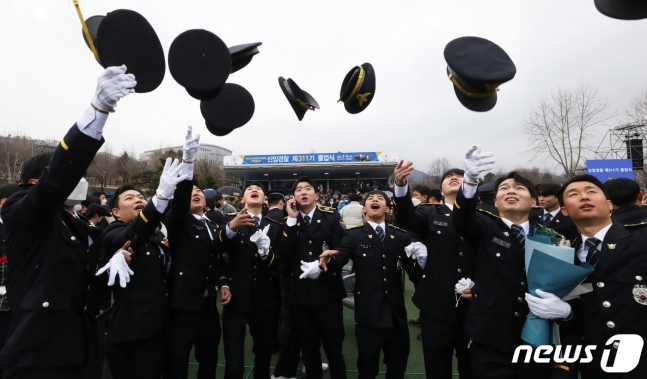 충북 충주시 중앙경찰학교 졸업식에서 신임 경찰관들이 하늘을 향해 모자를 던지고 있다. /사진=뉴스1 