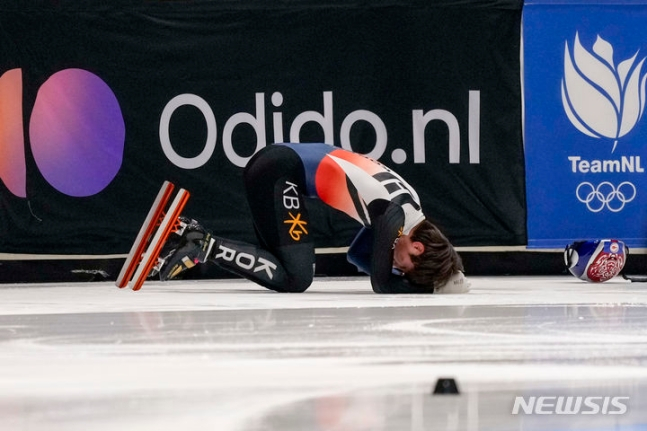 박지원이 17일(현지시각) 네덜란드 로테르담 아호이 아레나에서 열린 2024 국제빙상경기연맹(ISU) 세계 쇼트트랙 선수권대회 남자 1000m 결승 경기 중 황대헌의 반칙으로 넘어져 있다. /AP=뉴시스