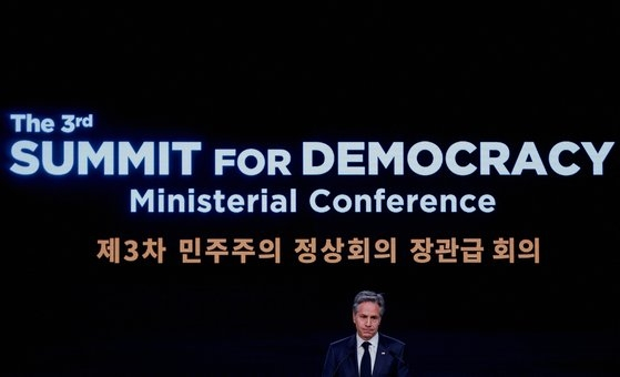 18일 서울에서 개막한 제3회 민주주의 정상회의 장관급 회의에서 토니 블링컨 미 국무장관이 연설하고 있다./로이터=뉴스1