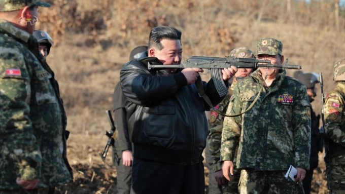 김정은 북한 국무위원장이 지난 6일 북한군 서부지구 중요작전 훈련기지를 방문해 훈련시설들을 보고 부대들의 실동훈련을 지도했다고 조선중앙TV가 7일 보도했다. / 사진=뉴시스