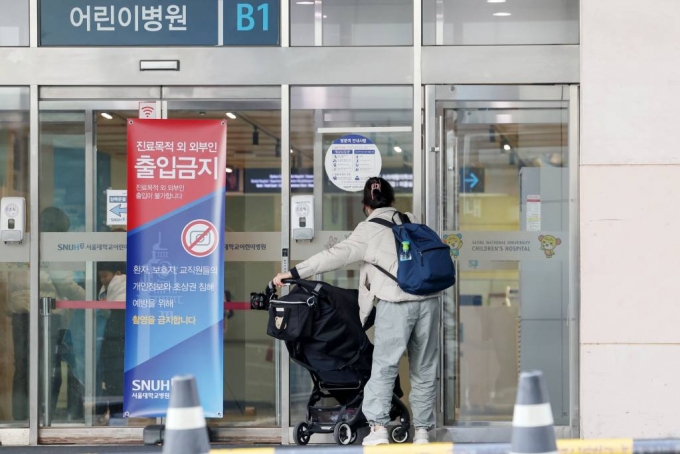 서울의 한 대학병원에서 한 보호자가 유모차를 끌고 어린이병원으로 들어서고 있다./사진= 뉴스1
