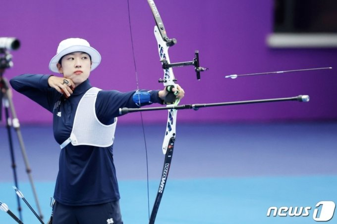 2022 항저우 아시안게임 양궁 리커브 여자 개인전 결승에서 대한민국 안산 선수가 활시위를 놓고 있다. /사진제공=뉴스1