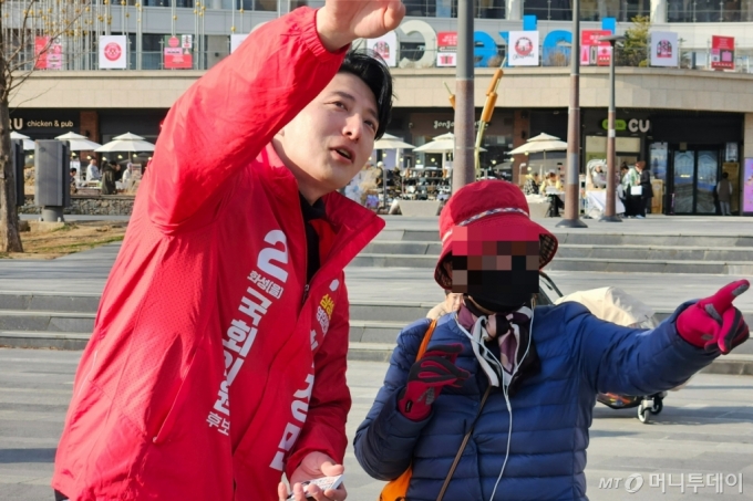 15일 한정민 국민의힘 경기 화성을 후보가 동탄호수공원 거리인사에 나섰다./사진=박상곤 기자