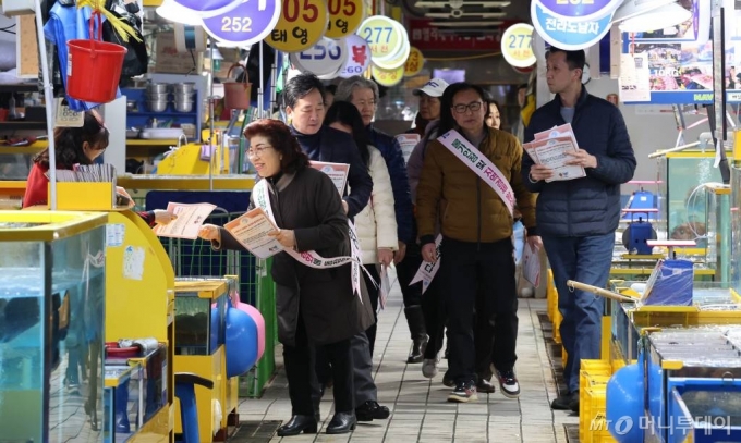지난 5일 오후 인천 남동구 소래포구종합어시장에서 시·구청 관계자 및 지역 주민들이 바가지요금 근절 및 물가안정 캠페인을 하고 있다. /사진=뉴시스
