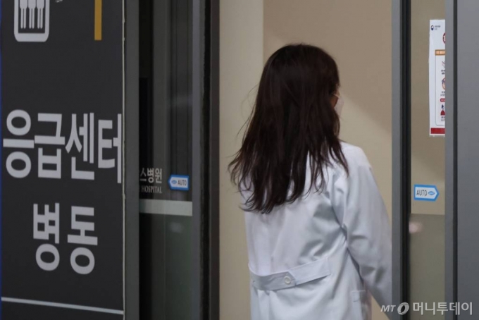 지난 15일 오후 서울 시내 대학병원에서 의료진이 이동하고 있다/사진=뉴스1 /사진=권창회