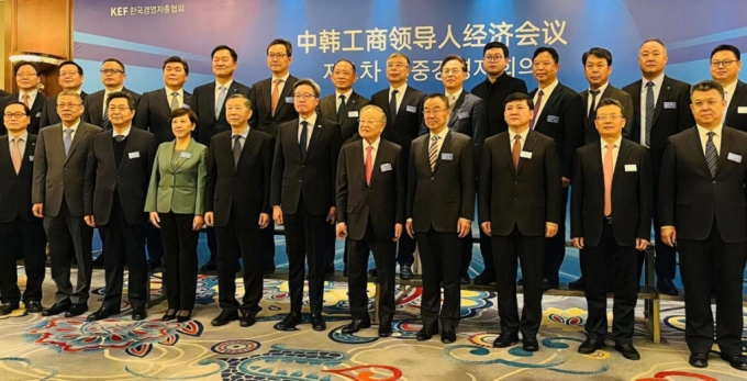 19일 방중한 손경식 경총 회장 등 한국 재계 대표단이 중국 기업인들을 만나 공급망 확대 방안 등을 논의했다. 