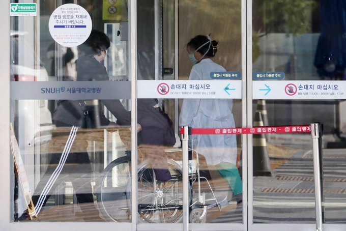 서울의 한 대학병원에서 환자와 의료진이 의료현장으로 향하고 있다/사진= 뉴스1