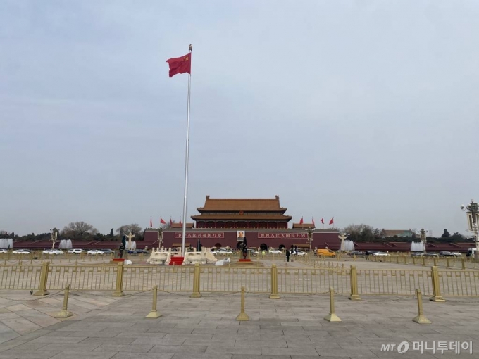 중국 정치사회의 중심인 베이징 톈안먼(천안문) 광장에 오성홍기가 나부끼고 있다. / 사진=우경희 머니투데이 베이징 특파원