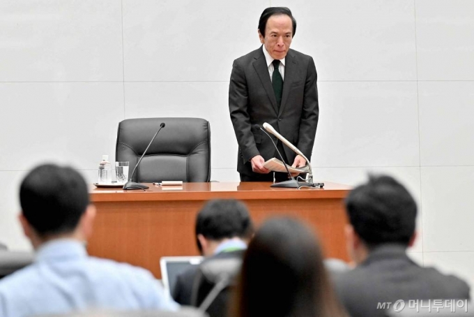 19일(현지시간) 일본 도쿄에서 우에다 가즈오 일본은행 총재가 기자회견에 참석하고 있다. 일본은행은 이날 17년 만에 금리를 인상한다고 발표했다. /사진=도쿄 AFP=뉴스1
