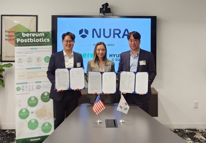 왼쪽부터 베름의 한권일 대표, 미국 뉴라(NURA)의 릴리 루안(Lily Ruan) 대표, 현대코퍼레이션의 박찬모 상무가 미국 캘리포니아의 NURA 본사에서 포스트바이오틱스 미국 수출계약을 체결했다