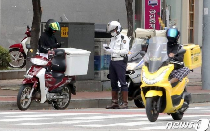 광주광역시경찰이 이륜차를 단속하고 있다. /AFPBBNews=뉴스1