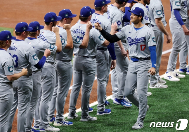 LA다저스의 오타니 쇼헤이가 20일 서울 구로구 고척스카이돔에서 열릴 예정인 미국 프로야구(MLB) 공식 개막전 LA 다저스와 샌디에이고 파드리스의 1차전 경기를 앞두고 그라운드에서 팀원들과 주먹을 맞대고 있다. /사진=뉴스1