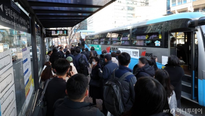 [서울=뉴시스] 최진석 기자 = 12일 서울 중구 '남대문세무서, 서울백병원' 정류소(중앙버스전용차로)에서 승객들이 버스를 기다리고 있다.   해당 정류소는 교통섬 형태로 버스 승·하차 가능 면적이 160㎡에 불과하지만 광역버스 노선이 28개에 달해 사람들로 붐빈다. 이에 시는 지난 11일부터 퇴근시간(오후 5~9시)에 안전사고 예방 및 승차질서 관리, 차도 승차 방지를 위해 계도요원 2명을 투입했다.   서울시는 인파 밀집으로 안전사고가 우려되는 서울백병원 광역버스 정류소의 혼잡 완화를 위해 건너편에 가칭 '명동성당' 정류소를 /사진=최진석
