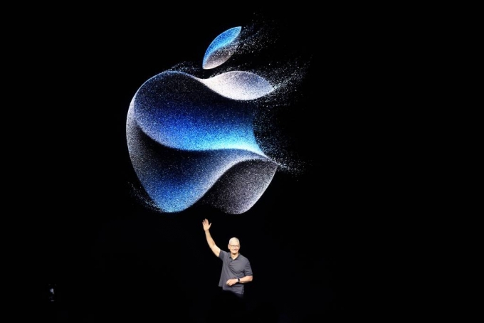 사진은 지난해 9월 팀 쿡 애플 CEO가  미 캘리포니아주 쿠퍼티노에 있는 애플파크에서 애플의 신제품 발표 행사 '원더러스트' 무대에 올라 인사하고 있다. 애플은 이날 최신 스마트폰인 아이폰15 시리즈 등 신제품을 공개하는 모습. /AP=뉴시스