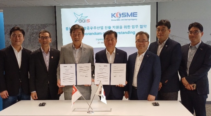 강석진 중소벤처기업진흥공단 이사장(가운데)이 20일 싱가포르 항공우주산업협회(AAIS)에서 업무협약을 체결했다./사진=중진공 