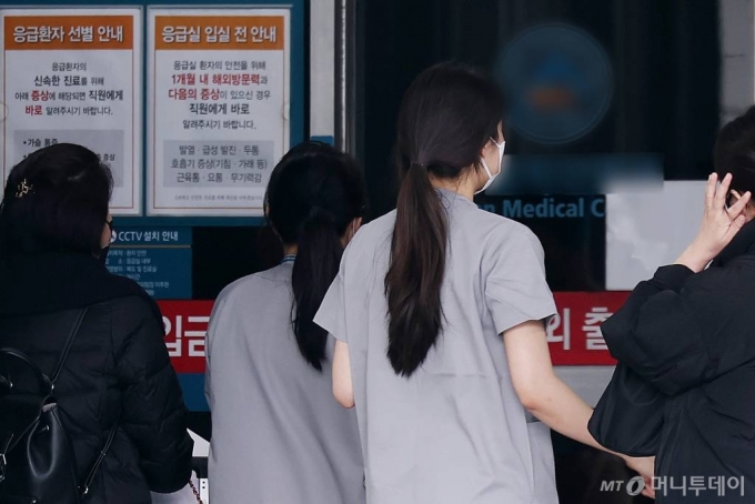  서울의 한 종합병원에서 간호사들이 응급의료센터로 향하고 있다./사진=(서울=뉴스1) 민경석 기자