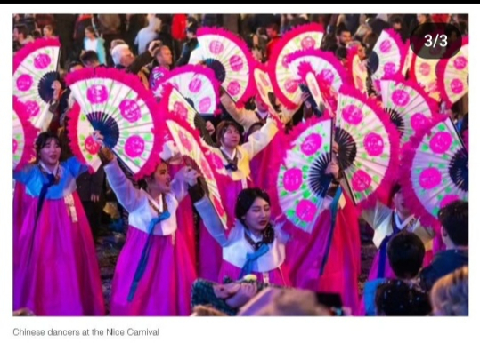 프랑스 니스 카니발 소개 사진에 중국인의 부채춤 장면이 실려 있다. /사진=서경덕 인스타그램 캡처