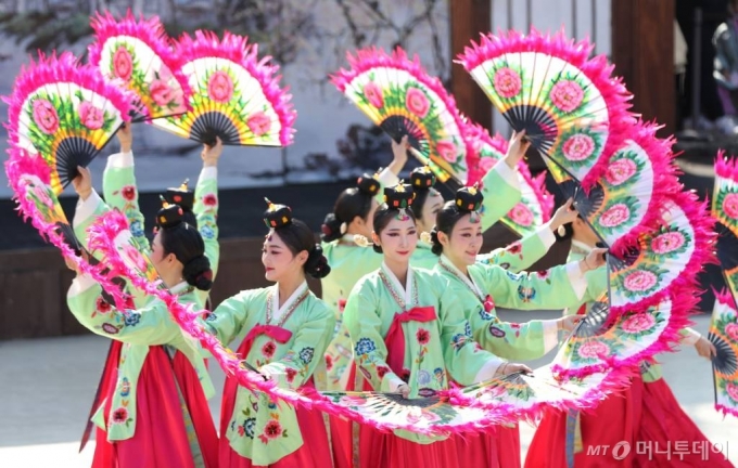  한국민속촌에서 무용수들이 전통공연을 선보이고 있다./뉴스1 
