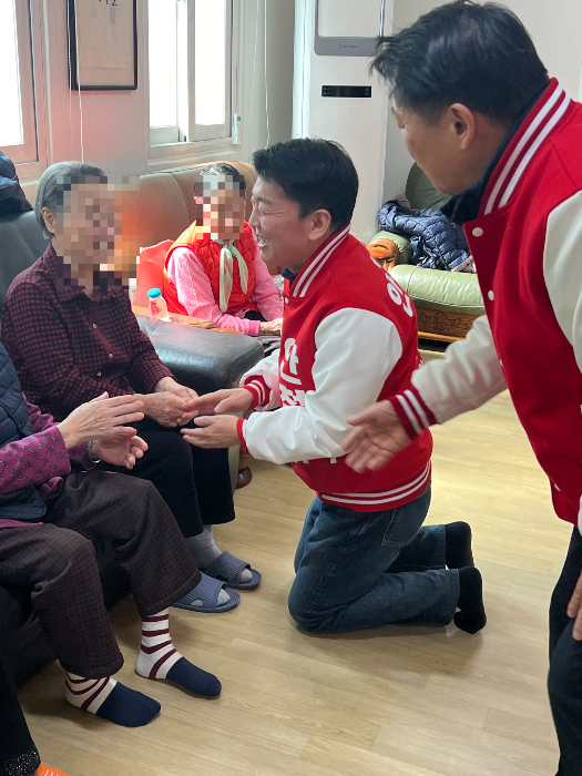 안철수 국민의힘 의원이 20일 야탑동 장미현대아파트 경로당에서 어르신들에게 인사를 하고 있다. /사진=박소연 기자